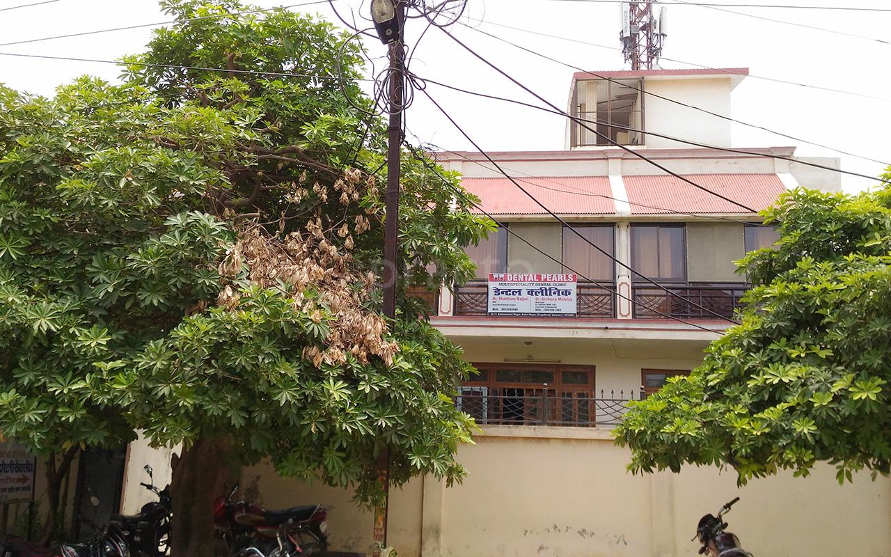 Entrance at 32 Pearls Dental Clinic Durgakund Varanasi