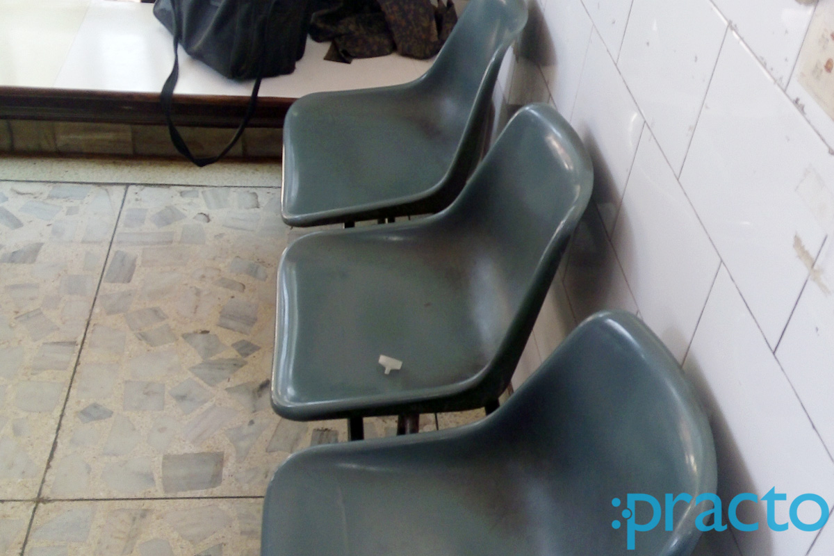 Waiting Area at Dr. Harendra Mohniya Clinic Tajganj Agra