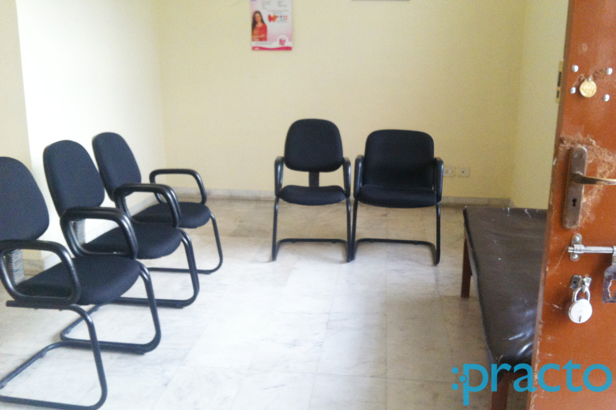 Waiting Area at Alok Agrawal Clinic Ashiyana Lucknow