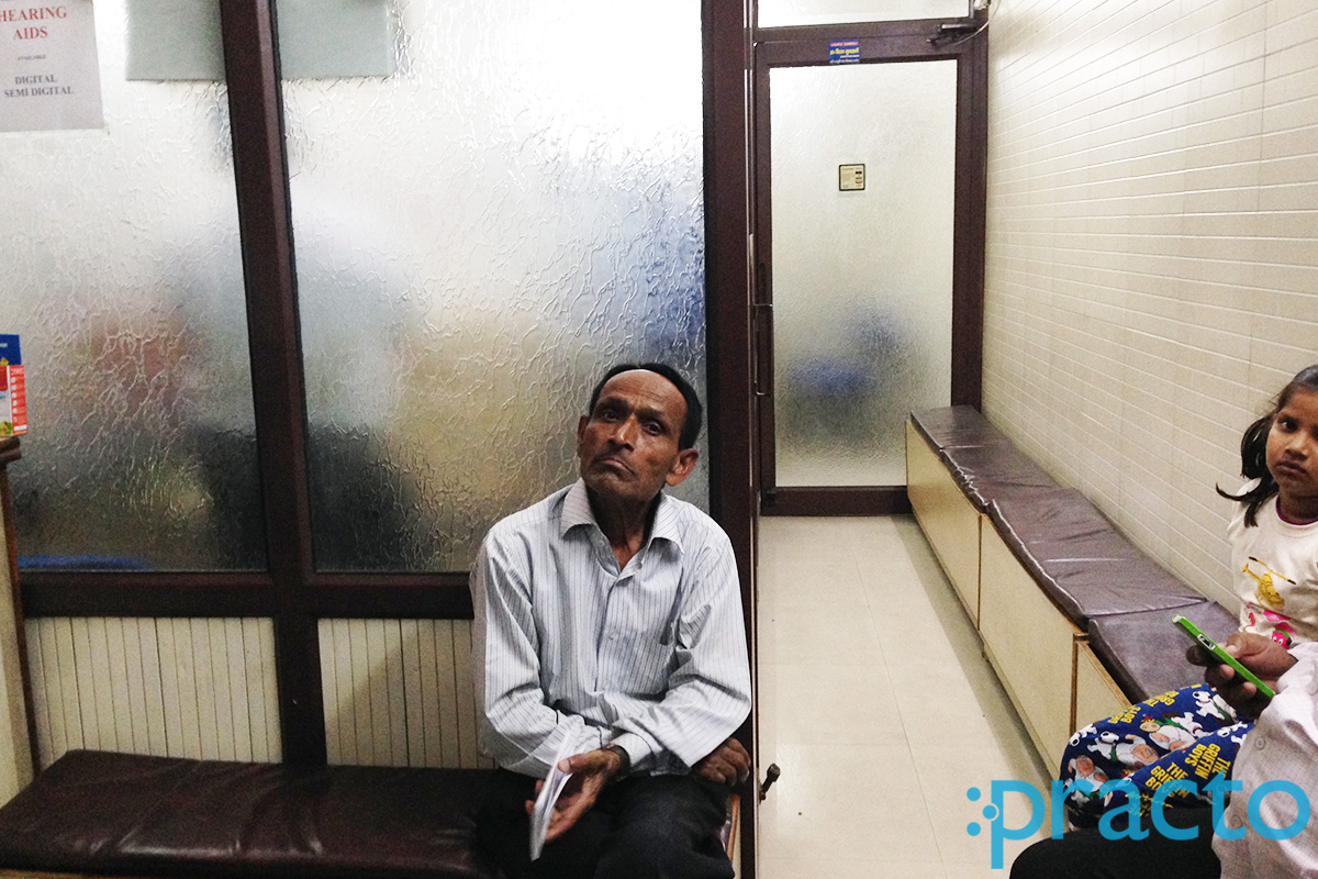 Waiting Area at Sunray's Clinic Devpuri Meerut
