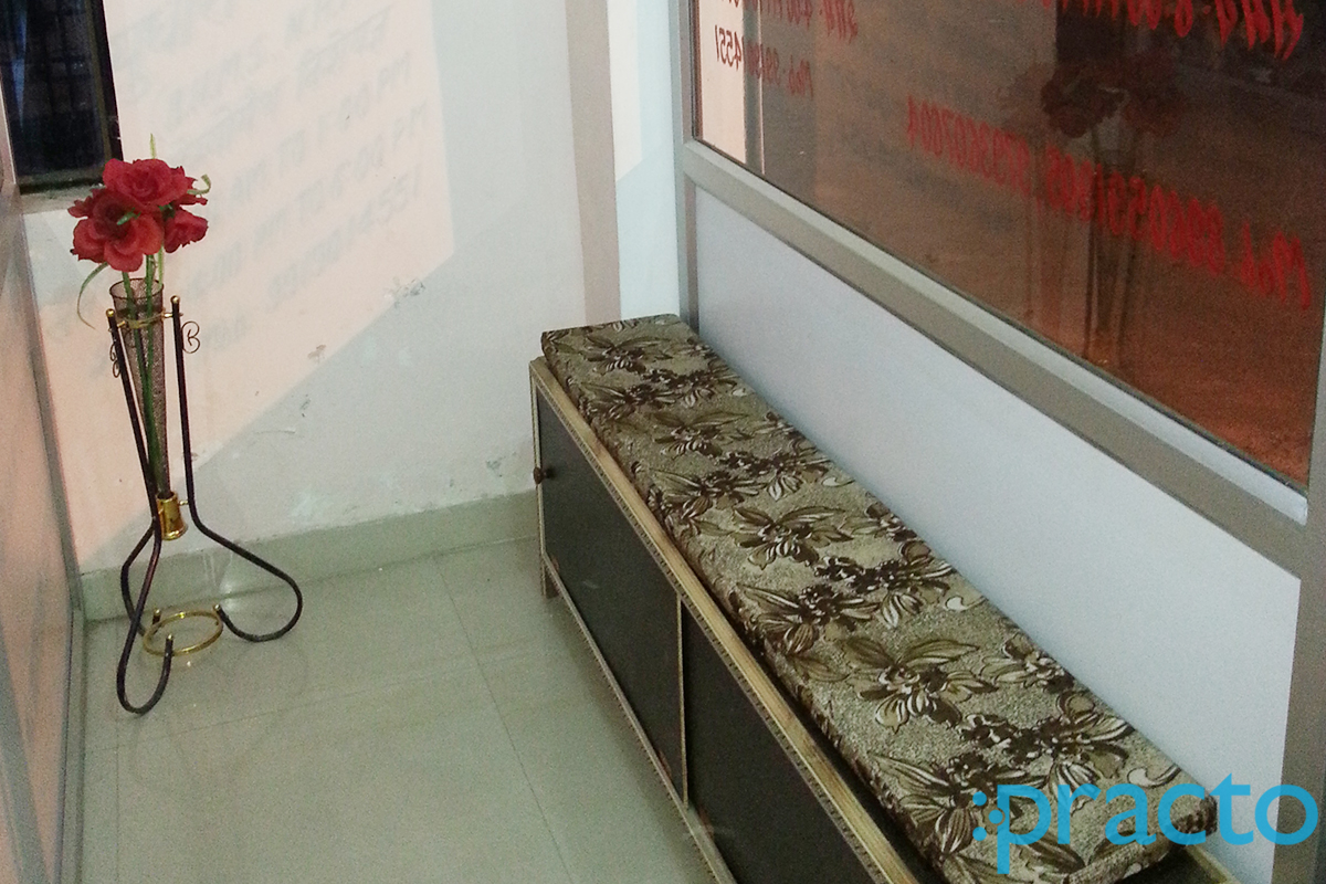 Waiting Area at Shree Ram Poly Clinic Rajajipuram Lucknow