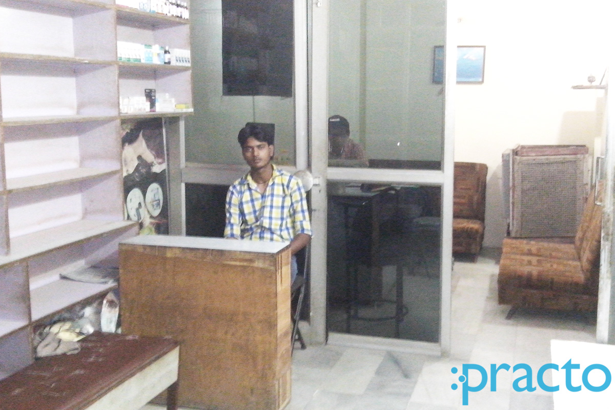 Reception at Dr. Avadhesh Kumar Gupta's Clinic Avas Vikas Colony Agra