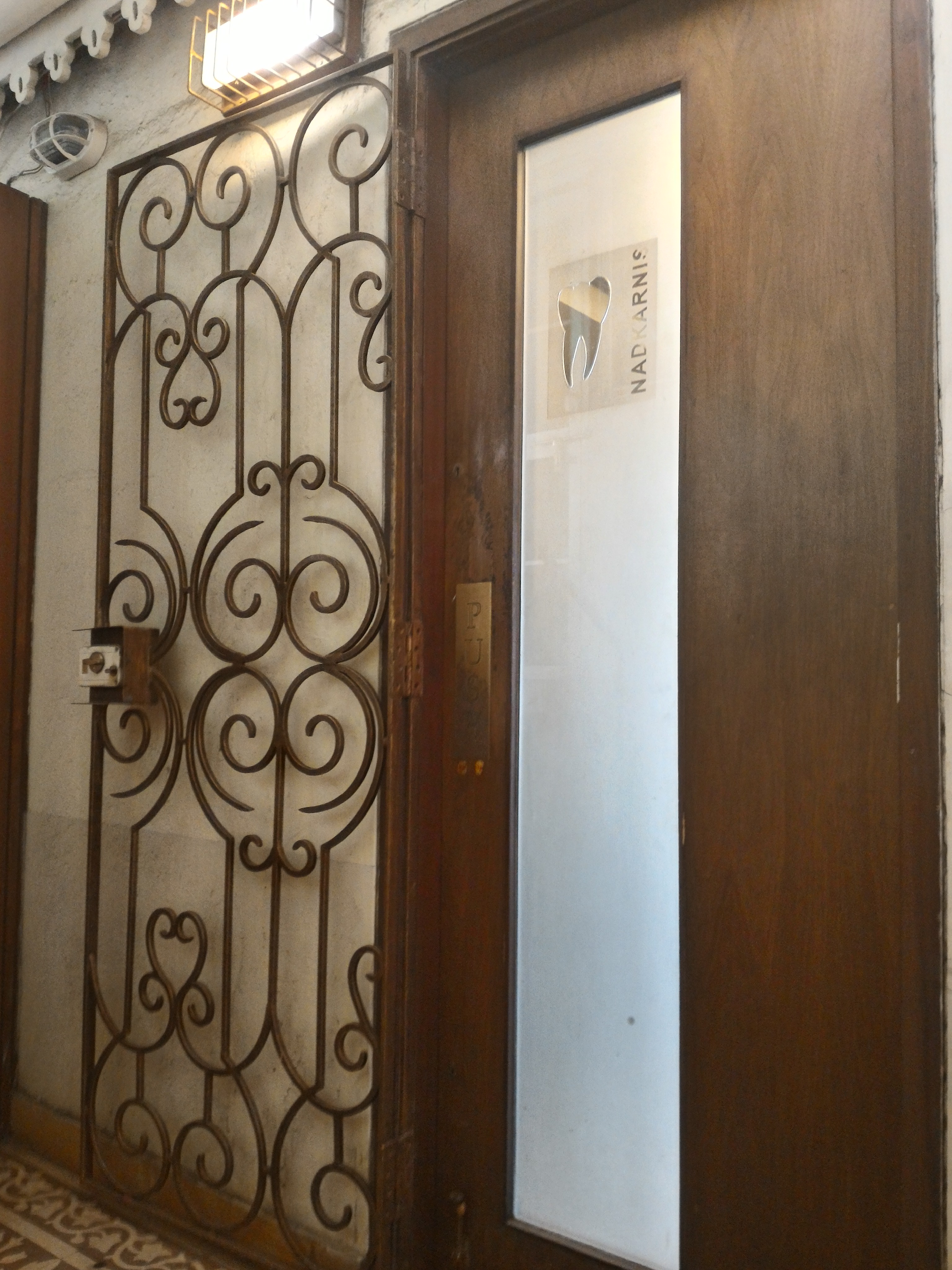 Dr. Ravindra Nadkarni's Dental Clinic Girgaum Charni Road Mumbai