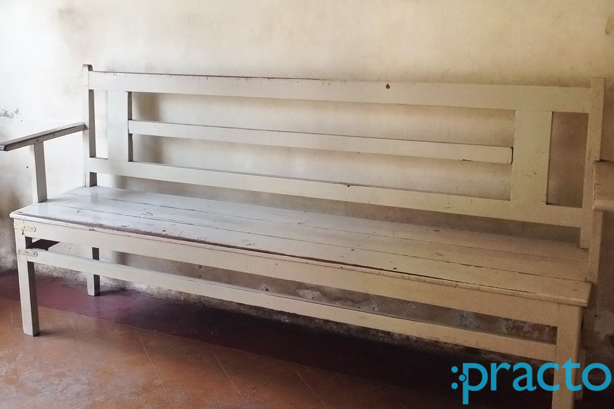 Waiting Area at Dr. Naresh V. Mulchandani Pratapnagar Vadodara