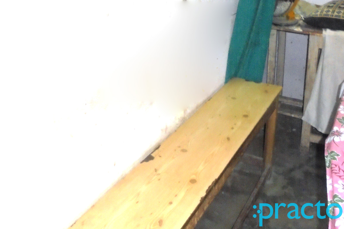 Waiting Area at Pain Relief Clinic Thakurganj Lucknow