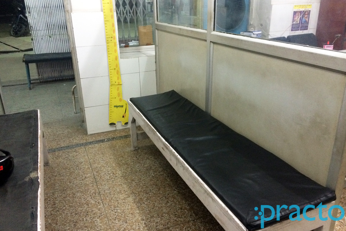 Waiting Area at Janta Poly Clinic Kharika Lucknow