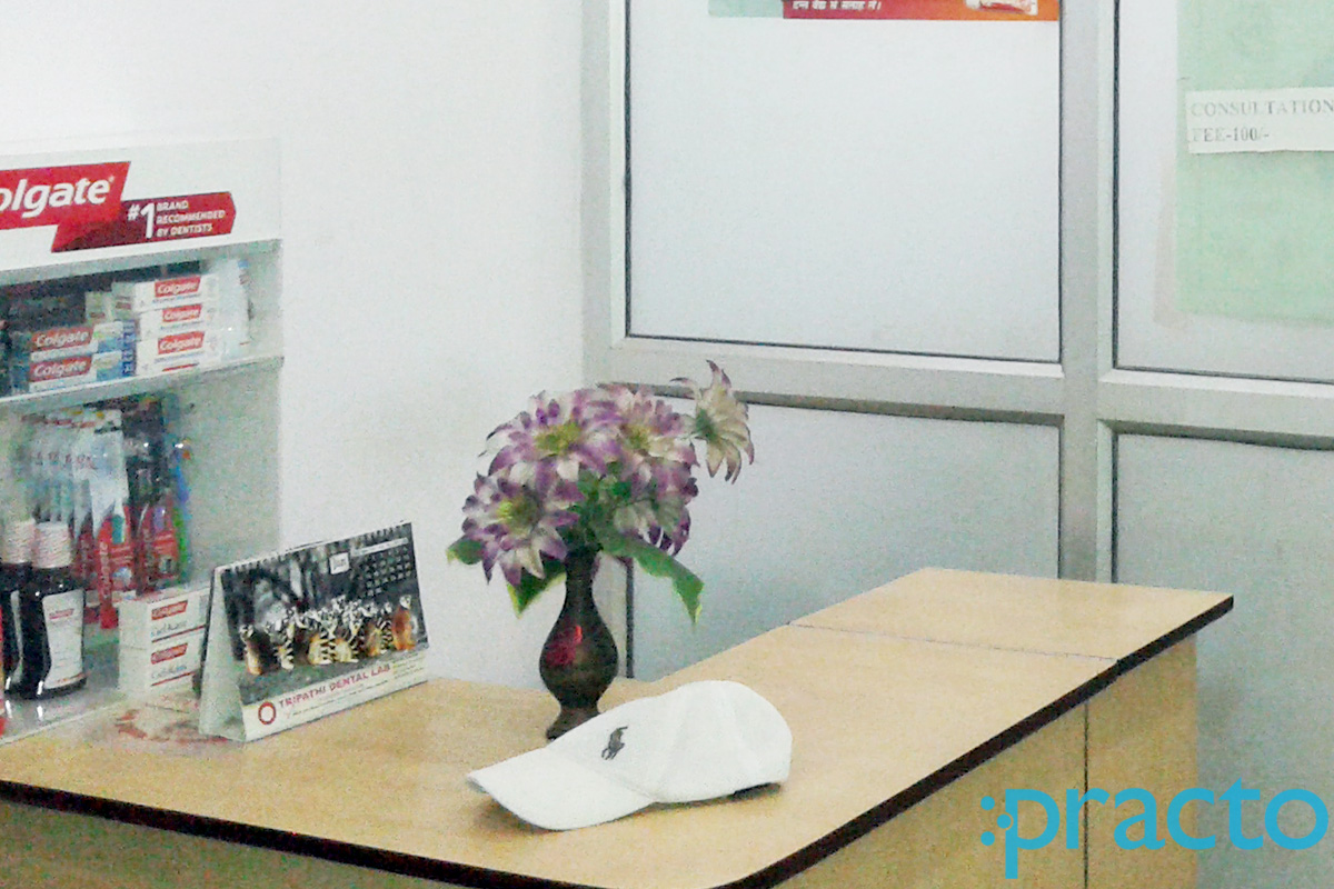Reception at Paras Dental Clinic Jankipuram Lucknow