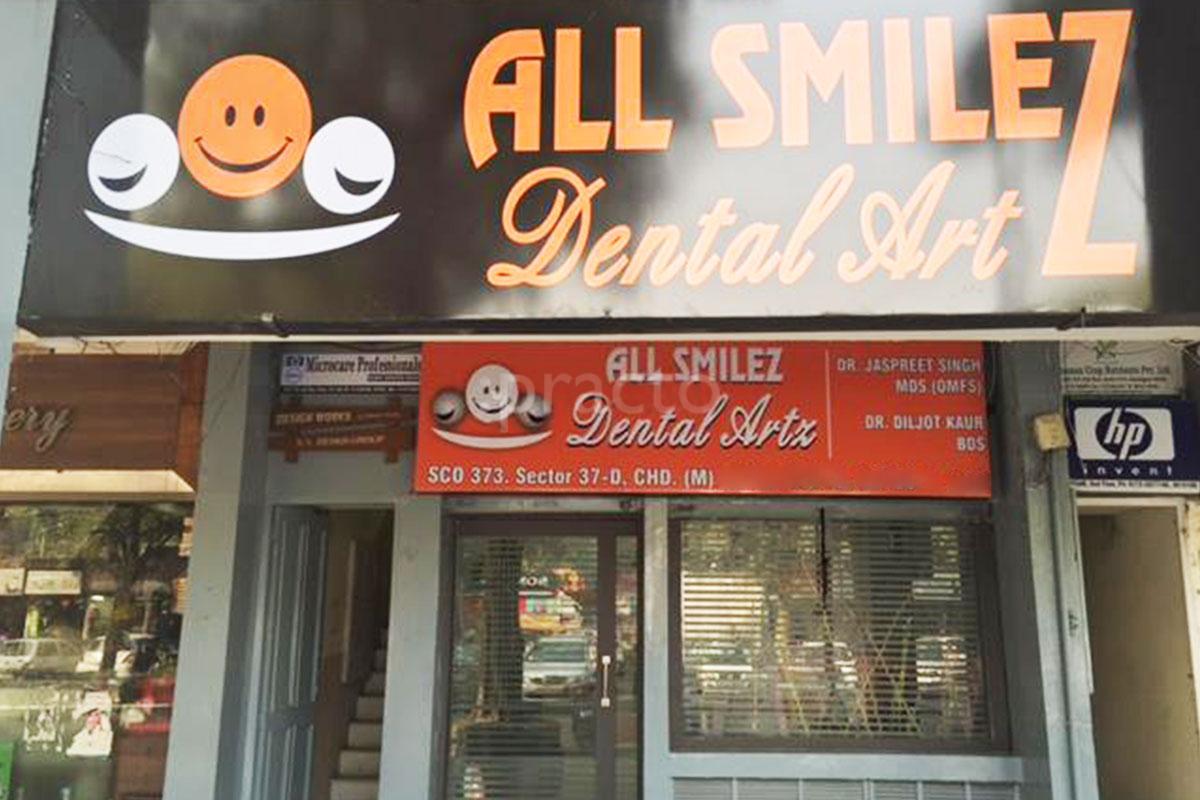 Entrance at All Smilez Dental Artz Sector- 37 Chandigarh