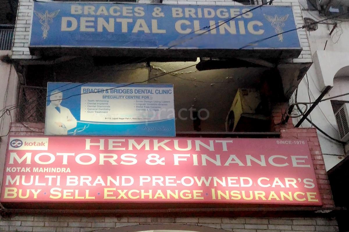 Entrance at Braces & Bridges Dental Clinic Lajpat Nagar Delhi