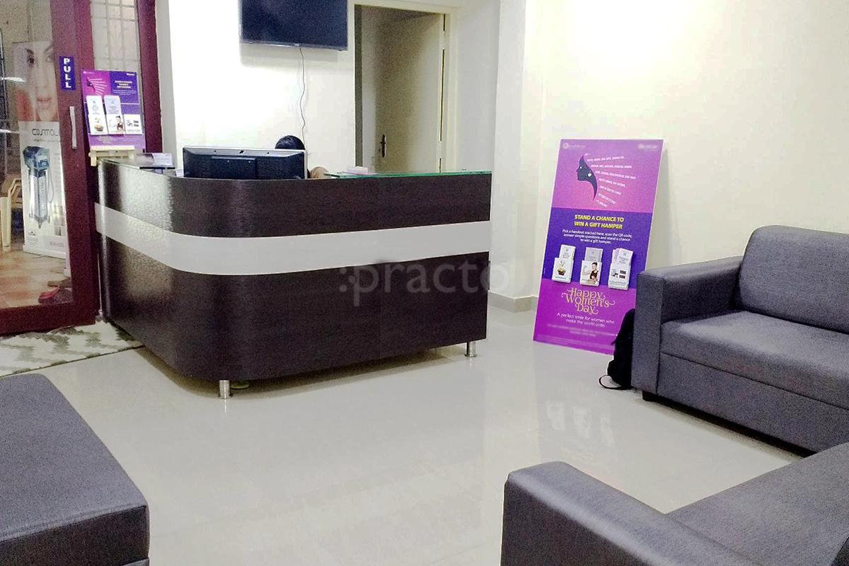 Reception at Curves Clinic Saligramam Chennai