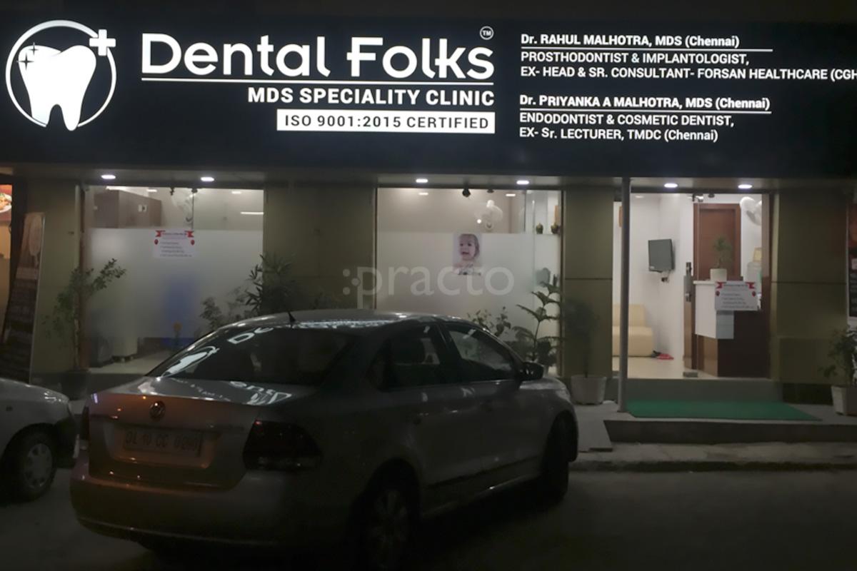 Entrance at Dental Folks Ramesh Nagar Delhi