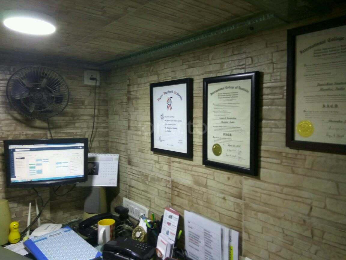 Reception at Dr. Santosh Ravindran's Dental Clinic Chembur West Mumbai