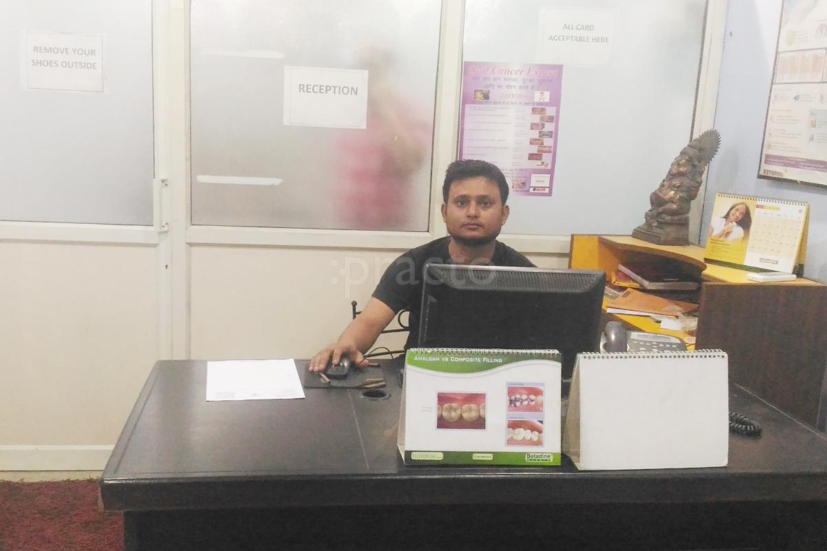 Reception at Dr. Vinay's Dental Clinic Gomtinagar Lucknow
