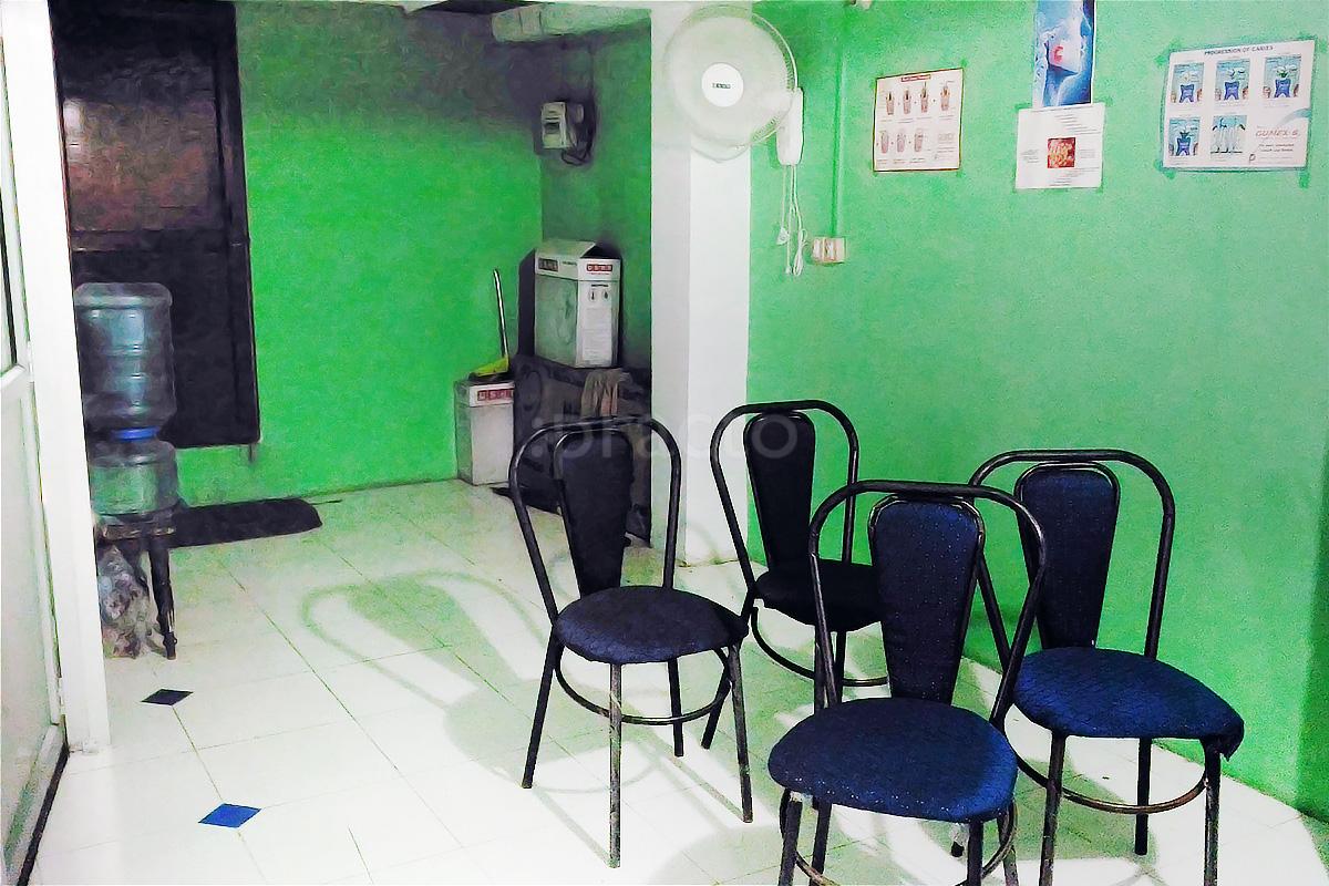 Waiting Area at Hari OM Dental Clinic Aliganj Lucknow