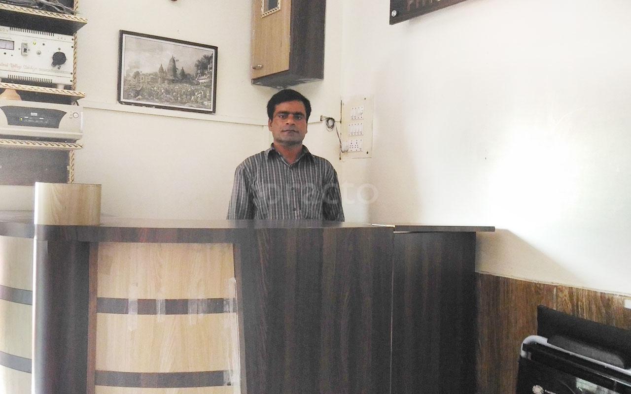 Reception at King's Physiotherapy Slimming Clinic Assi Varanasi