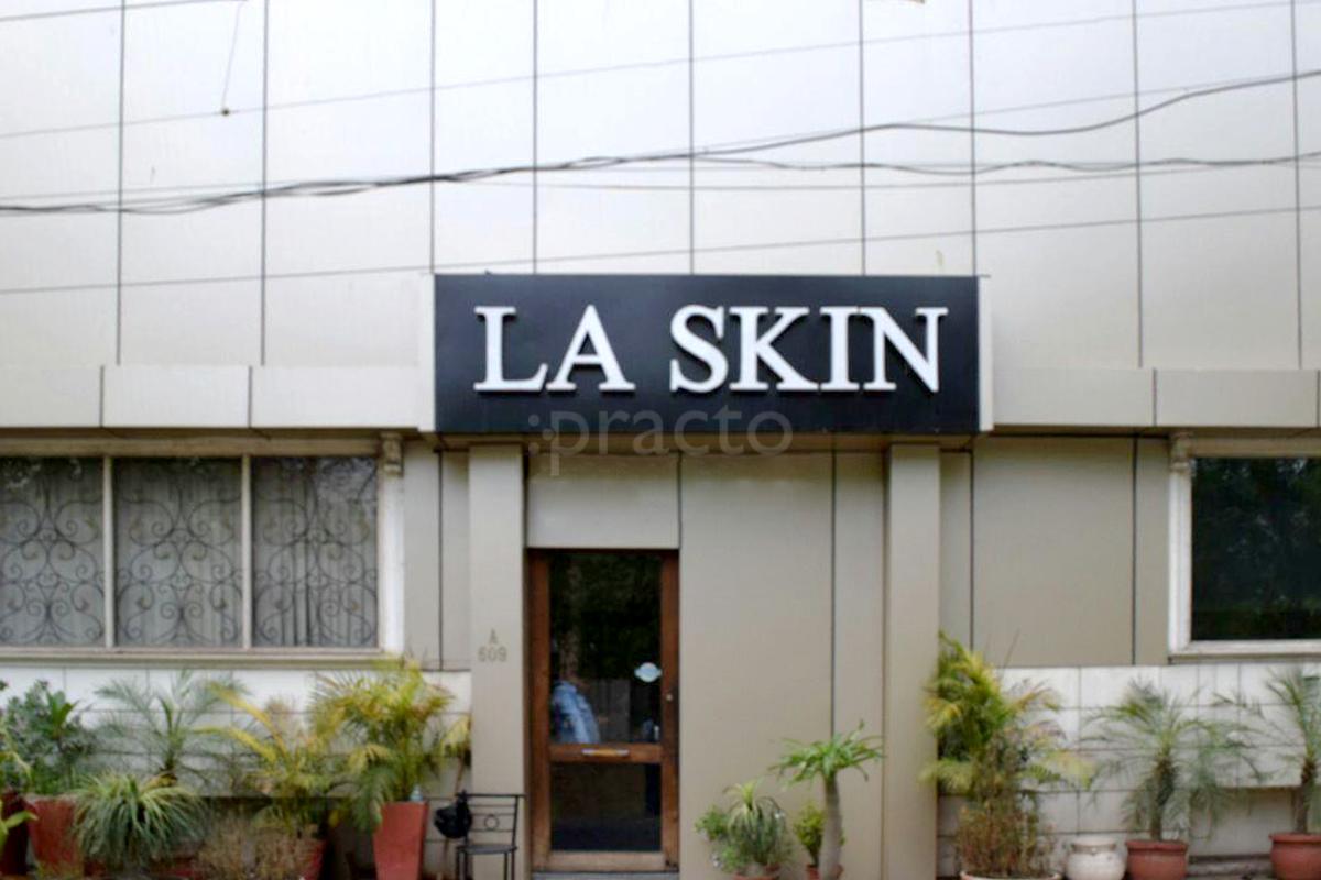 Entrance at LA SKIN Clinics Sushant Lok I Gurgaon