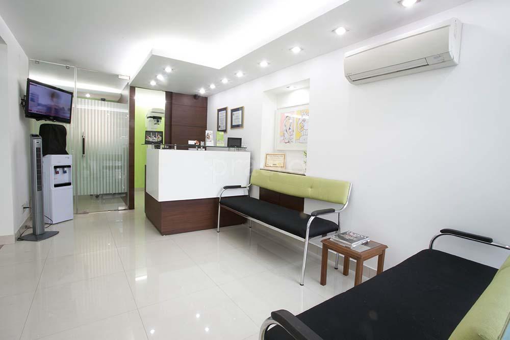 Reception at Nanda Dental Clinic Defence Colony Delhi