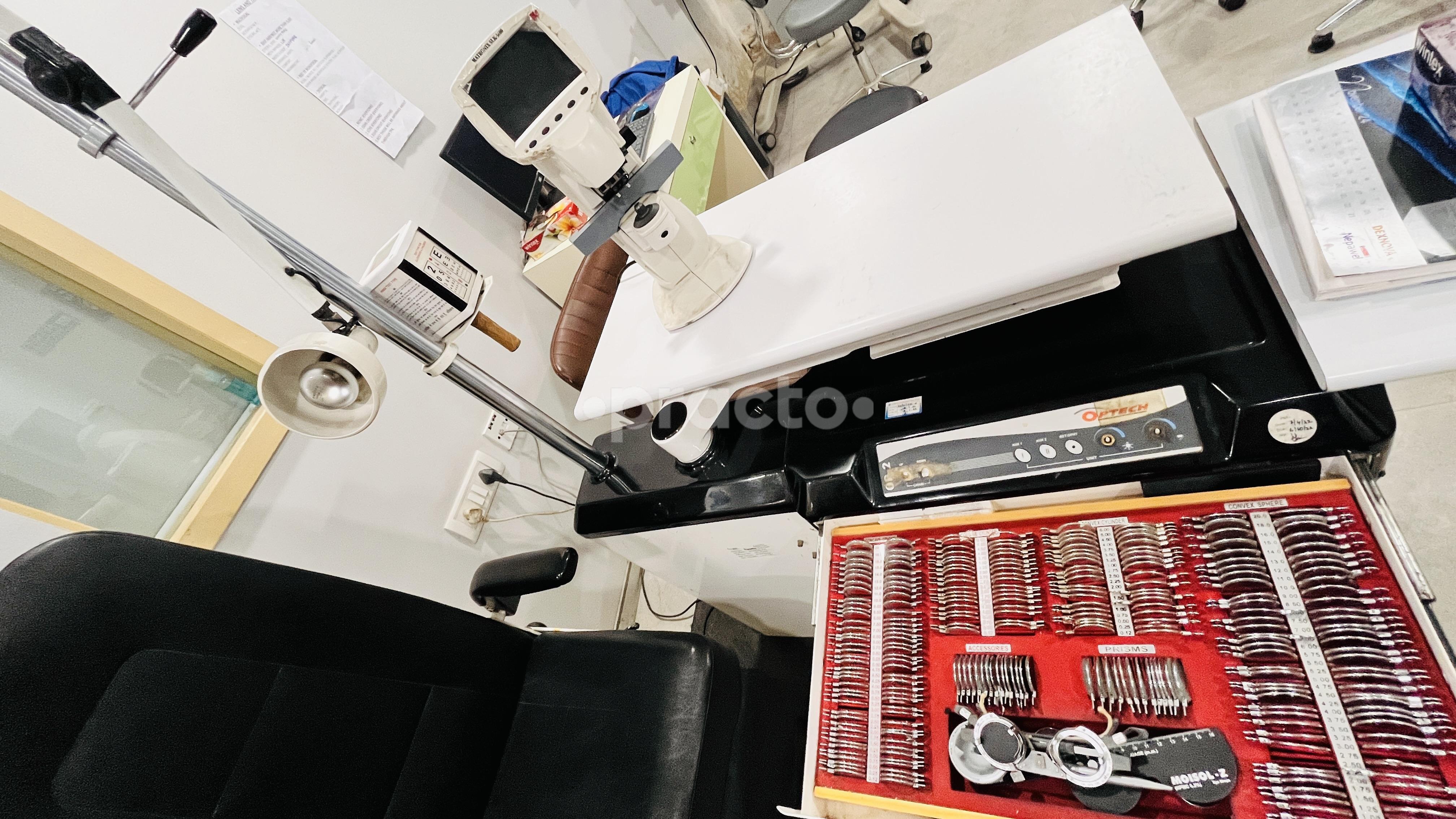 Equipments at I Clinix- Advanced Eye Care Lajpat Nagar 4 Delhi