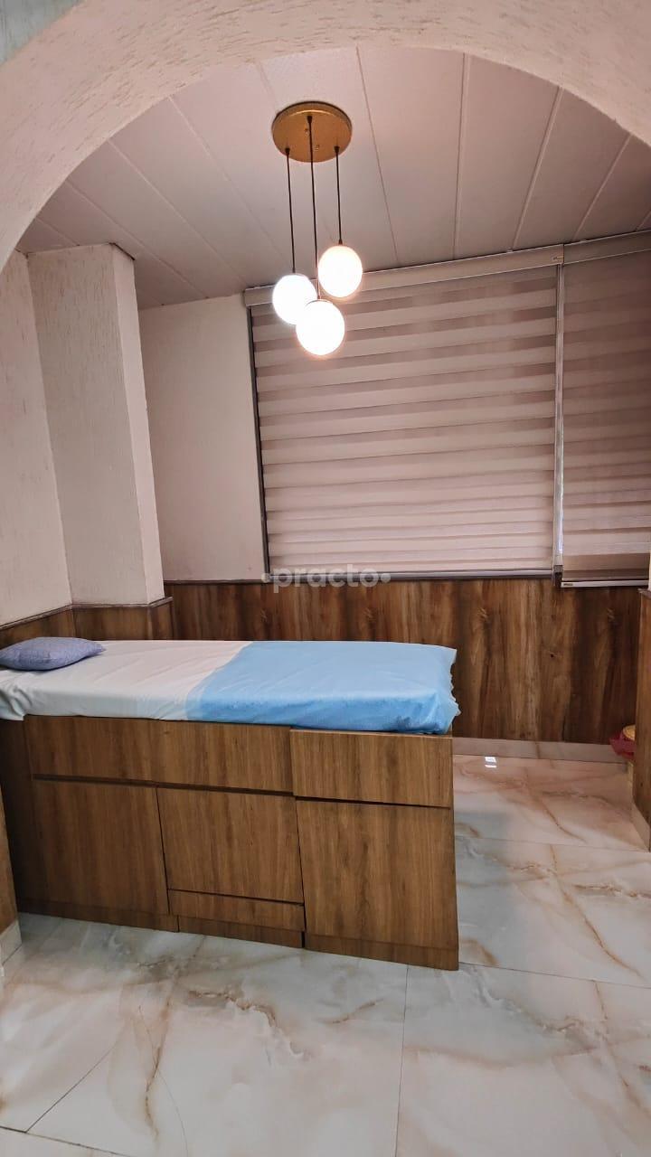 Examination Room at Dr.Manju Aggarwal Arihant Gynae Clinic Pitampura Delhi
