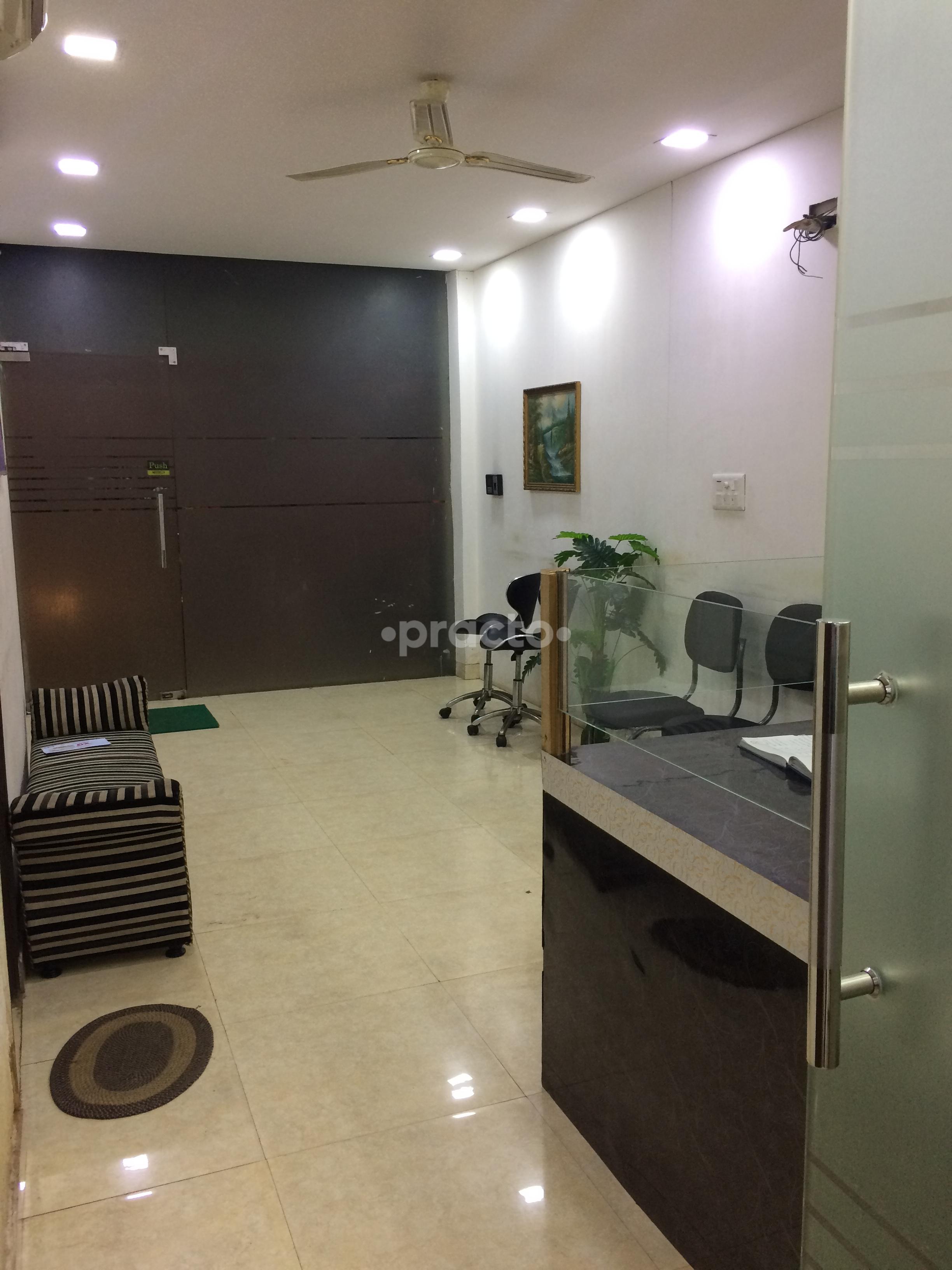 Reception at Dr Javaid Tahir Clinic Geeta Colony Delhi