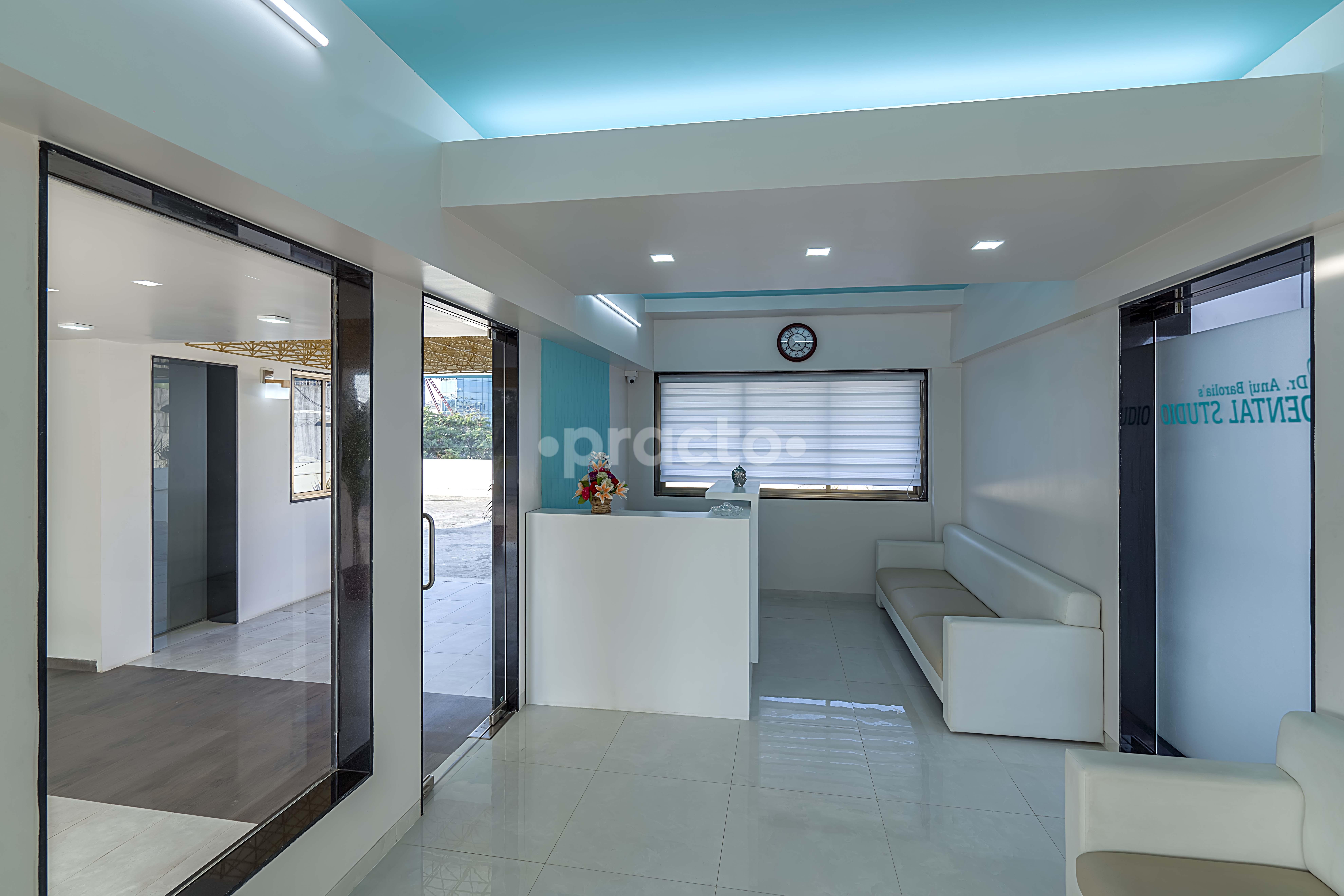 Reception at Dr Anuj Barolia's Dental Studio Alkapuri Vadodara