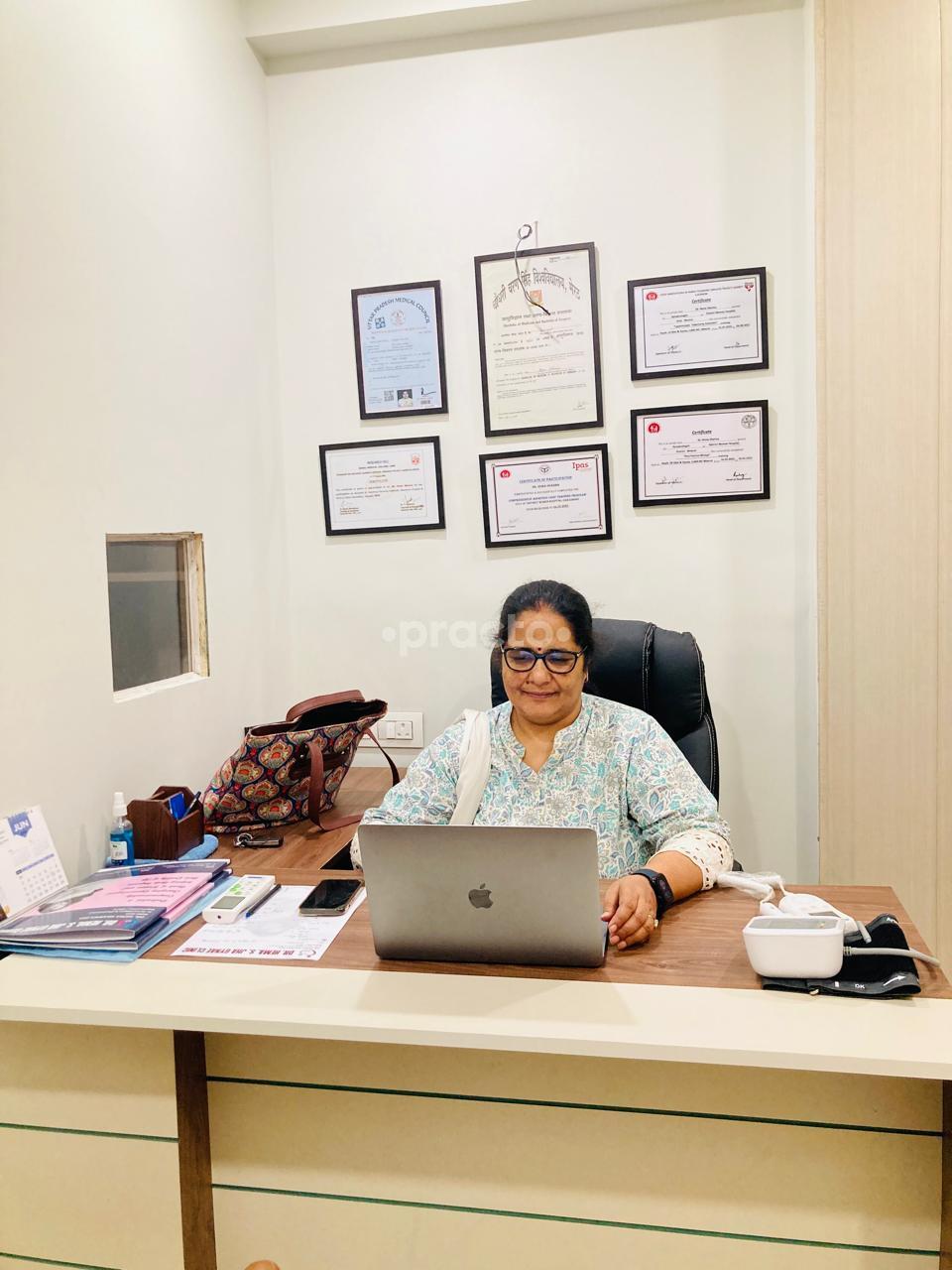 Consultation Room at Dr. Hema S. Jha Gynae Clinic Indirapuram Ghaziabad