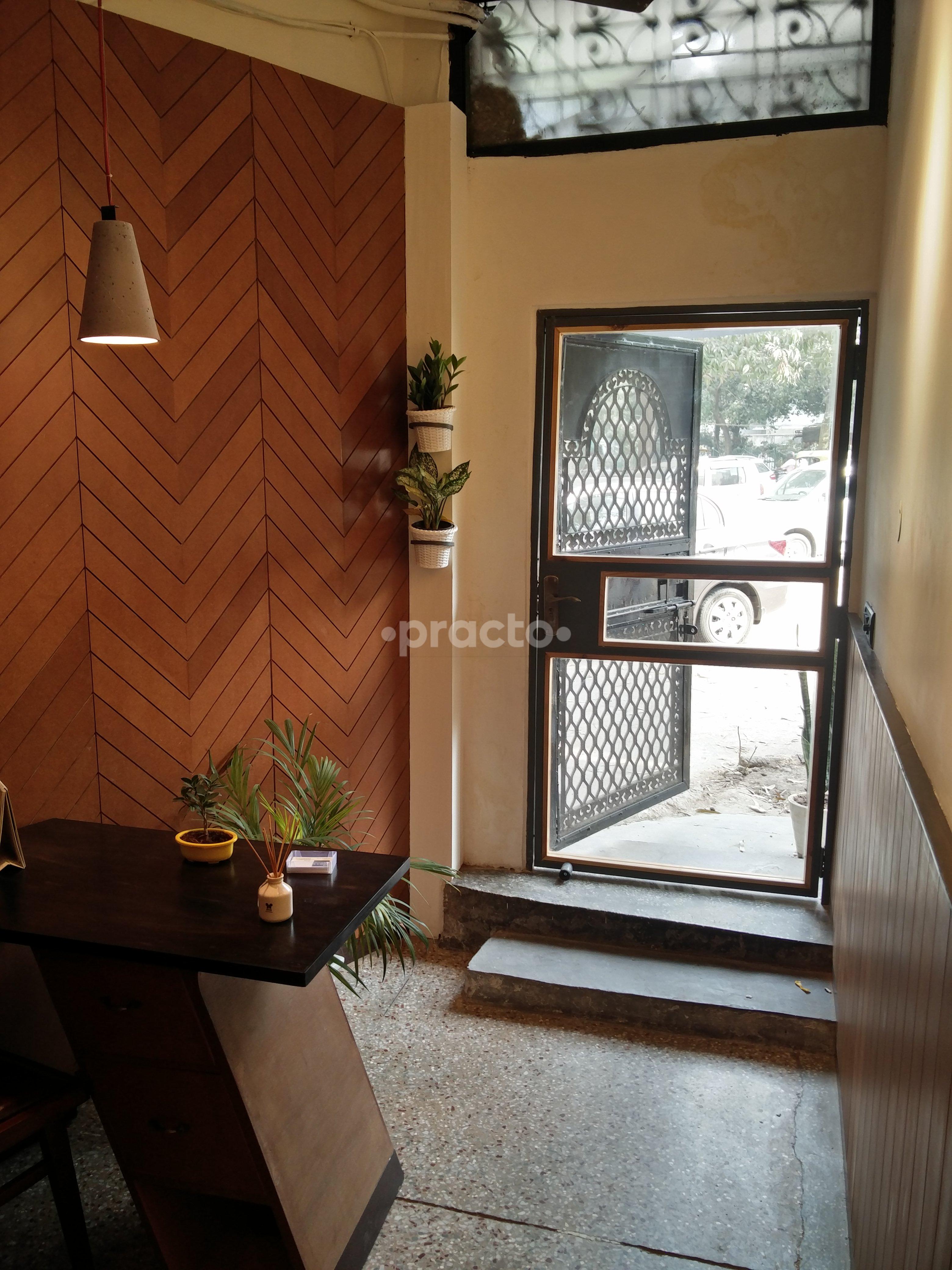 Reception at Floss Dental Studio Kirti Nagar Delhi