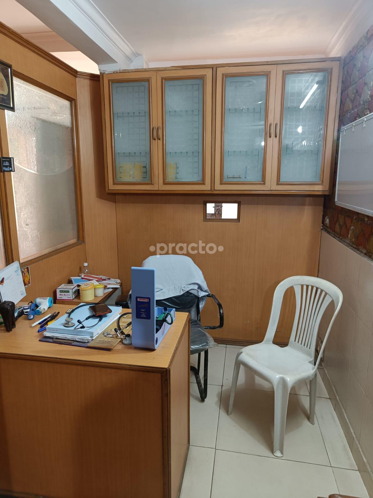 Consultation Room at Medical Heart and Dental Clinic Pitampura Delhi
