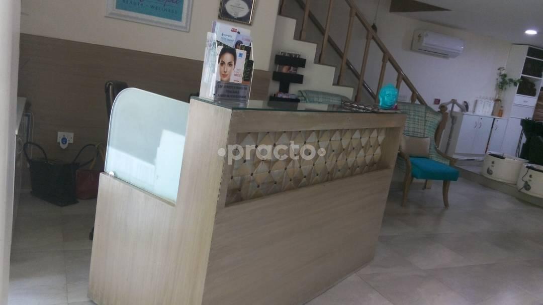 Reception at VLCC Wellness and Healthcare Greater Kailash Part 2 Delhi