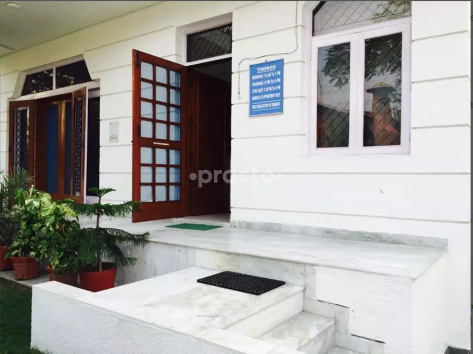 Entrance at Dr. Anju Vohra Homoeopath Clinic Sector 30 Noida