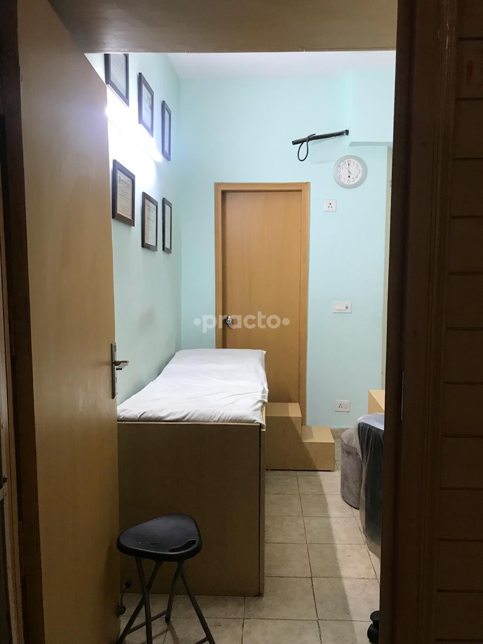 Reception at Dr Sumit's orthopaedic & joint replacement clinic Sector 93 Noida