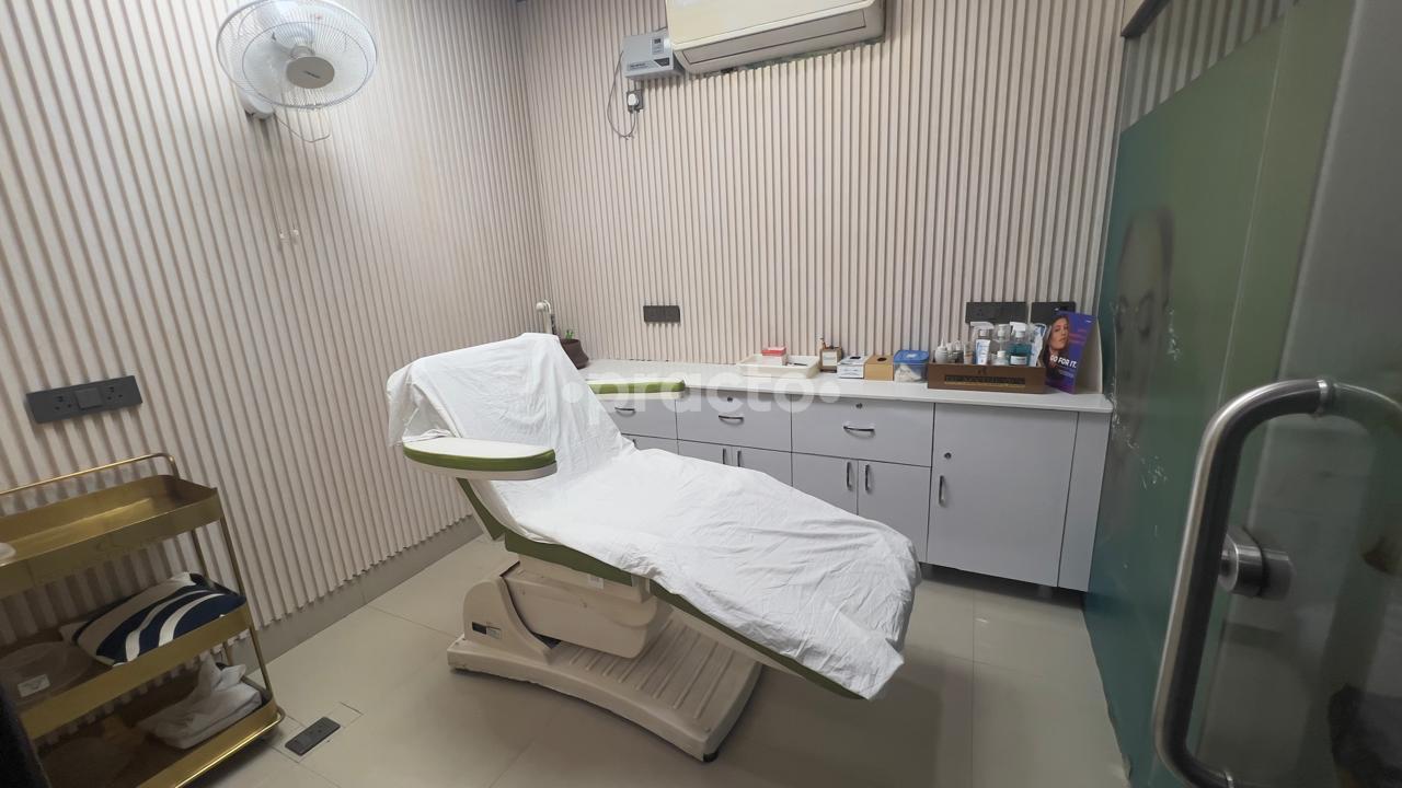 Therapy/Massage Room at DT Aesthetics Sector 78 Noida
