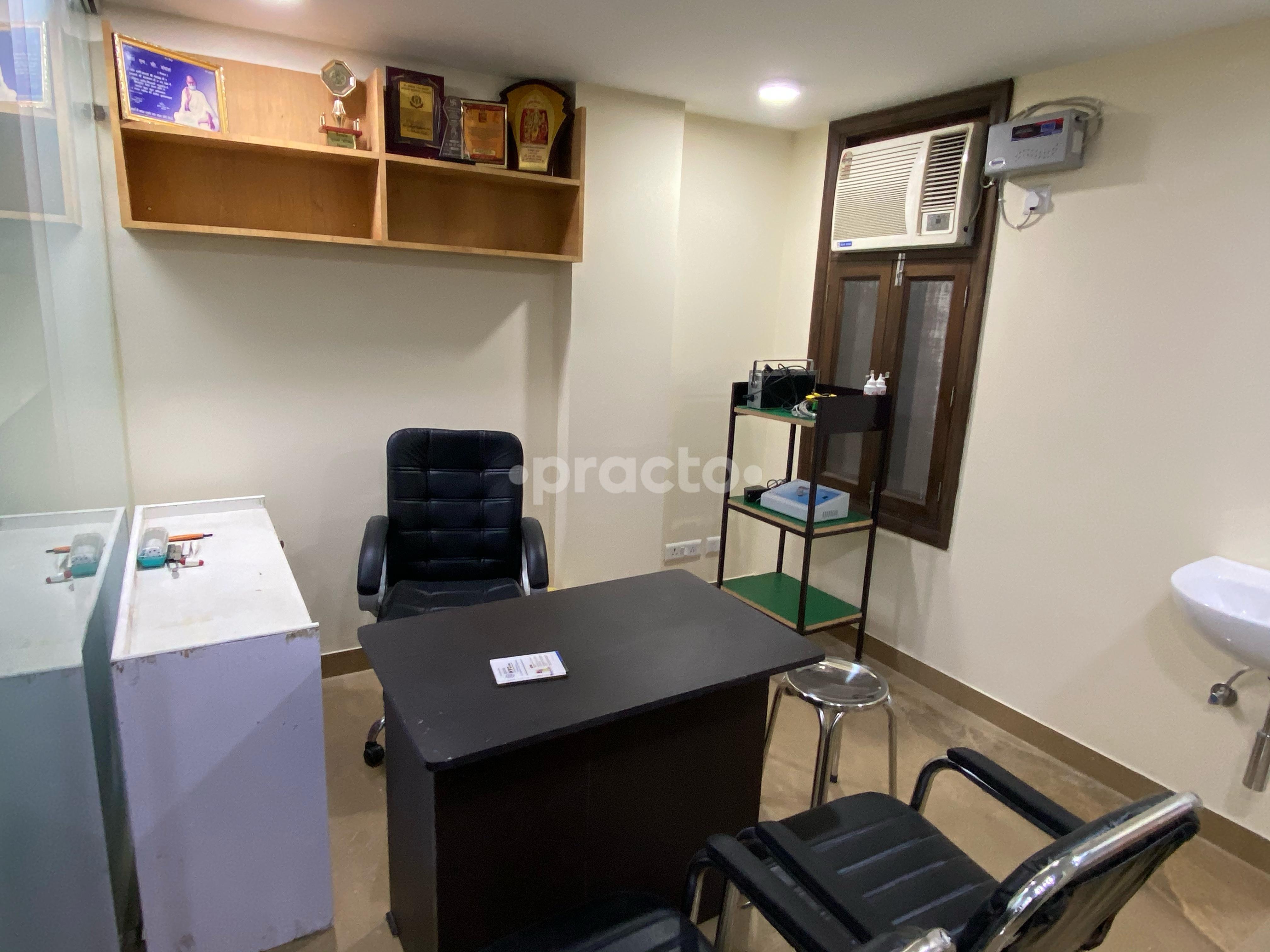 Consultation Room at Pushpan - The Family Clinic DLF Phase II Gurgaon