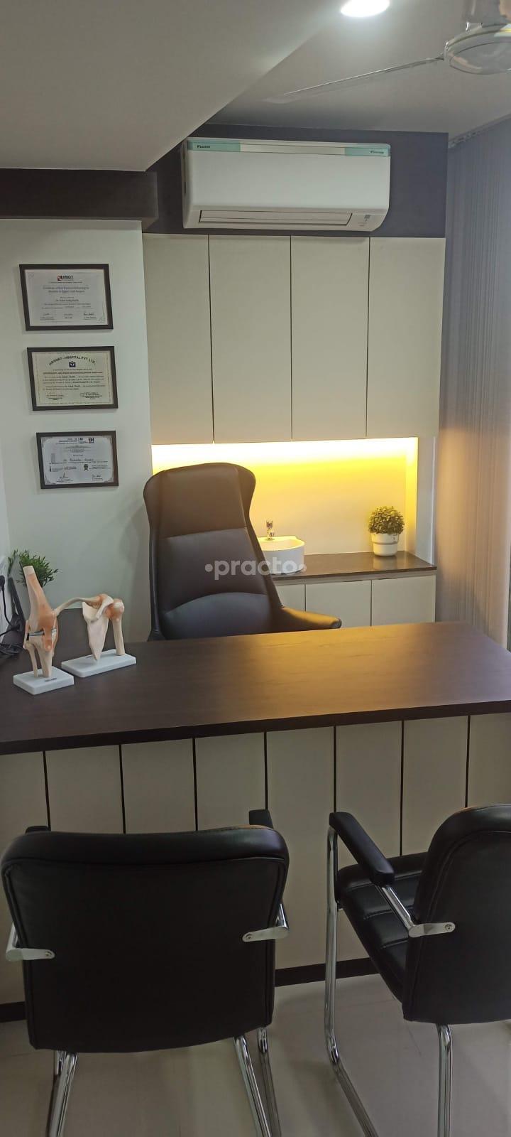 Consultation Room at Orthopaedics & Sports Medicine Clinic Lulla Nagar Pune