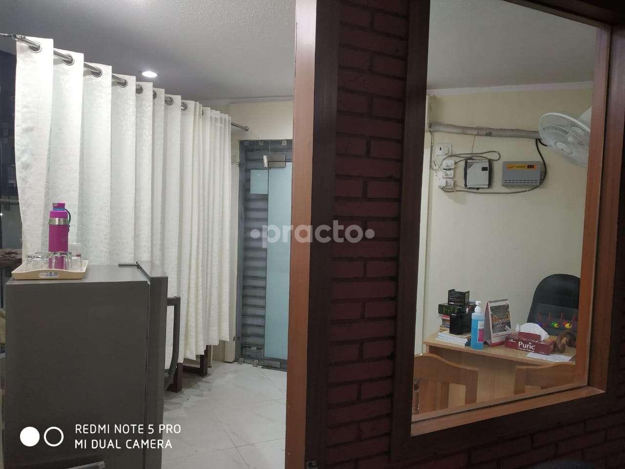 Consultation Room at Dr Rajiv Ortho Neurocare Physiotherapy Clinic Palam Vihar Gurgaon