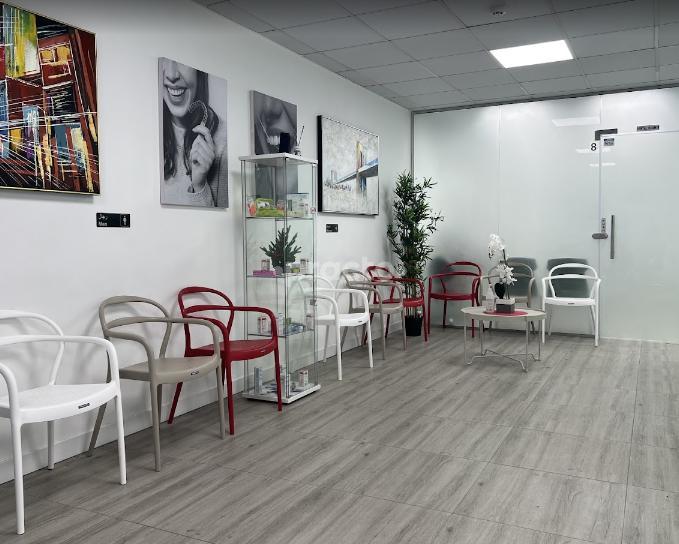 Creative Smile Dental Surgery Clinic Llc Al Muraqqabat Dubai