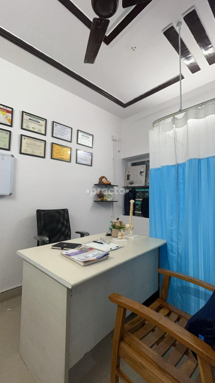 Consultation Room at Spine Alive Clinic Dwarka Sector 13 Delhi