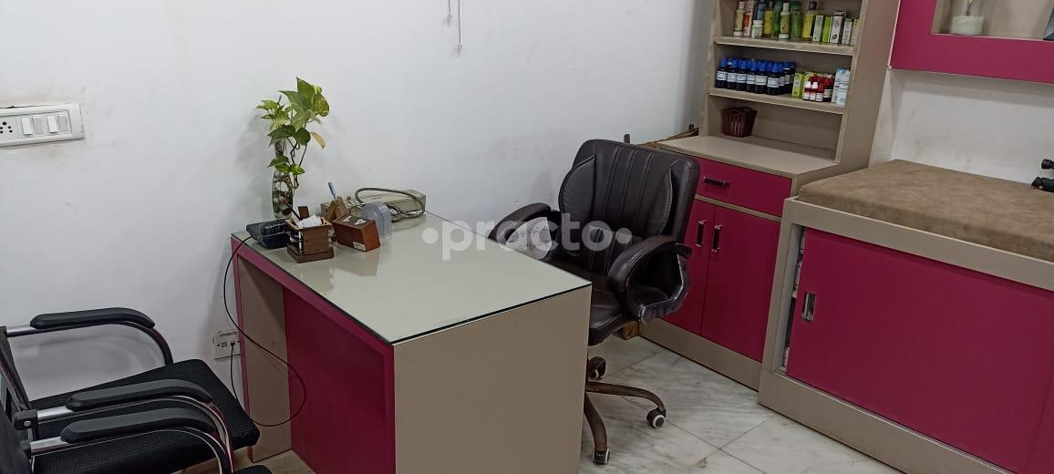 Consultation Room at Dr Shefali Cancer Healer’s Clinic & Holistic Homeocare Jamia Nagar Delhi