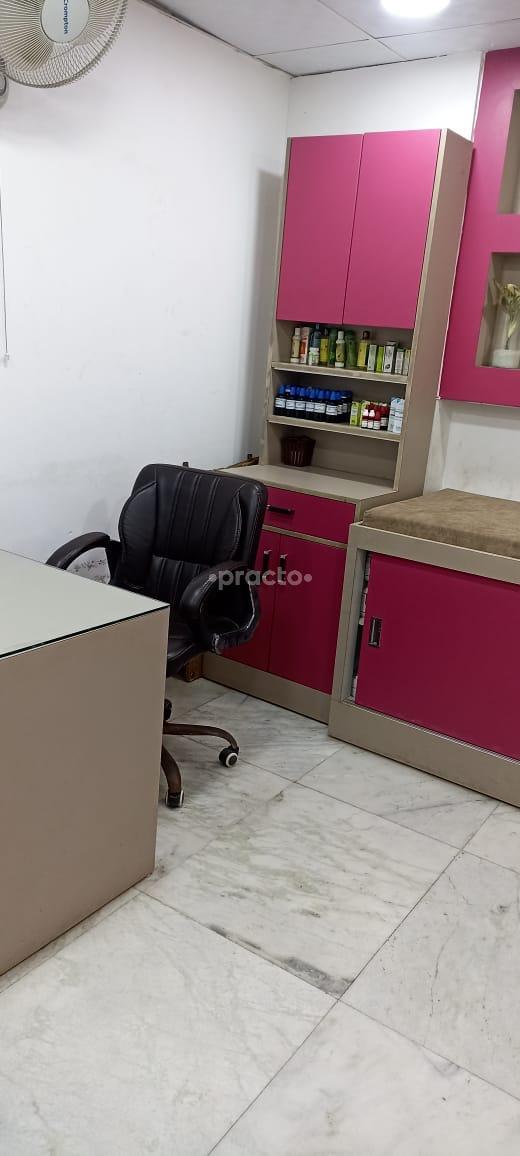 Consultation Room at Dr Shefali Cancer Healer’s Clinic & Holistic Homeocare Jamia Nagar Delhi