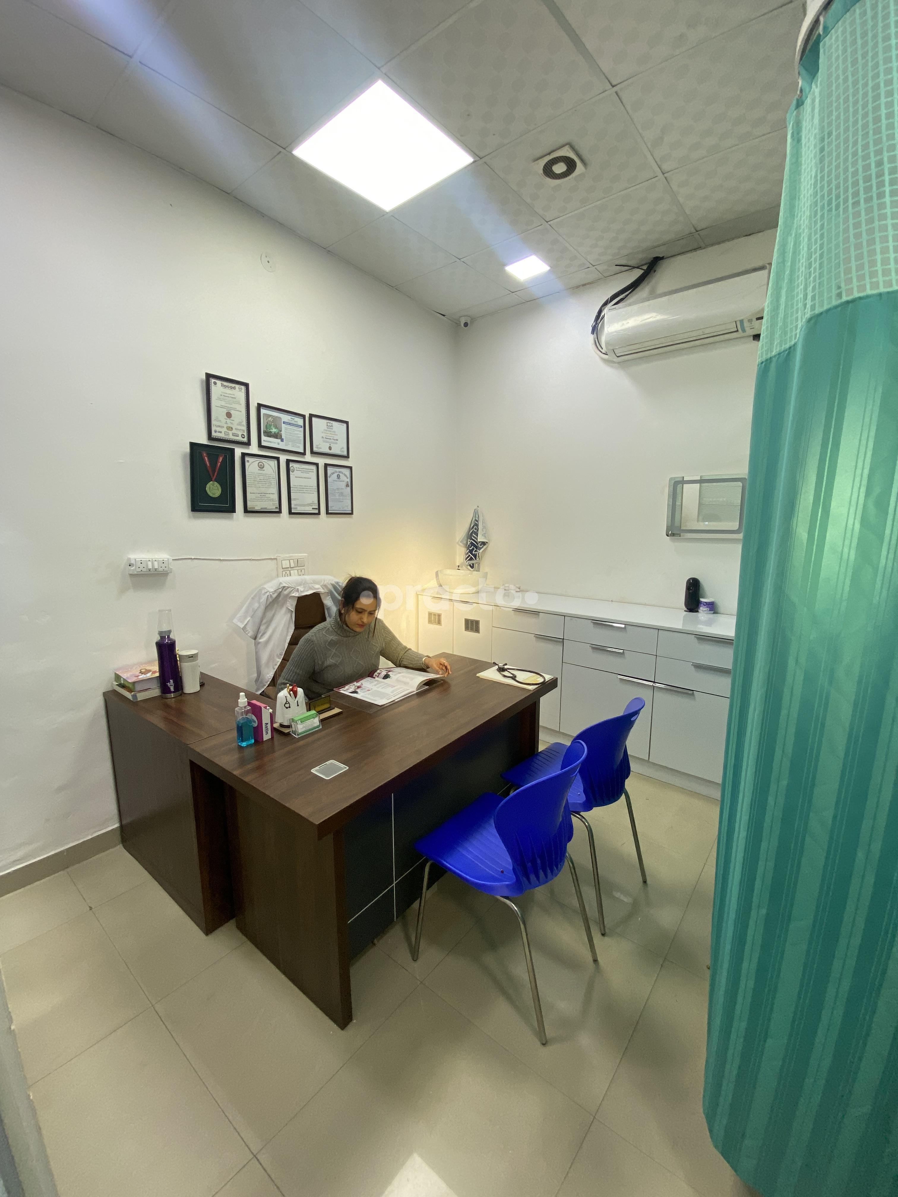 Equipment Area at Dr Namrata’s Ayur Surg Clinic Pratap Nagar Delhi