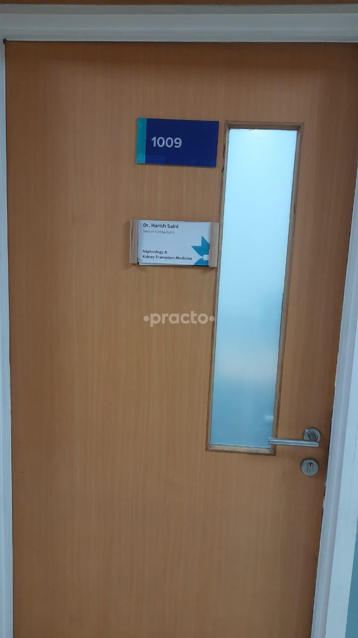 Establishment board at Nephrology And Kidney Transplant Medicine Clinic Shalimar Bagh Delhi