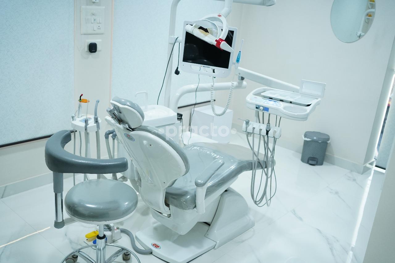 Equipment at Johnson Speciality Dental Paruthippara Thiruvananthapuram