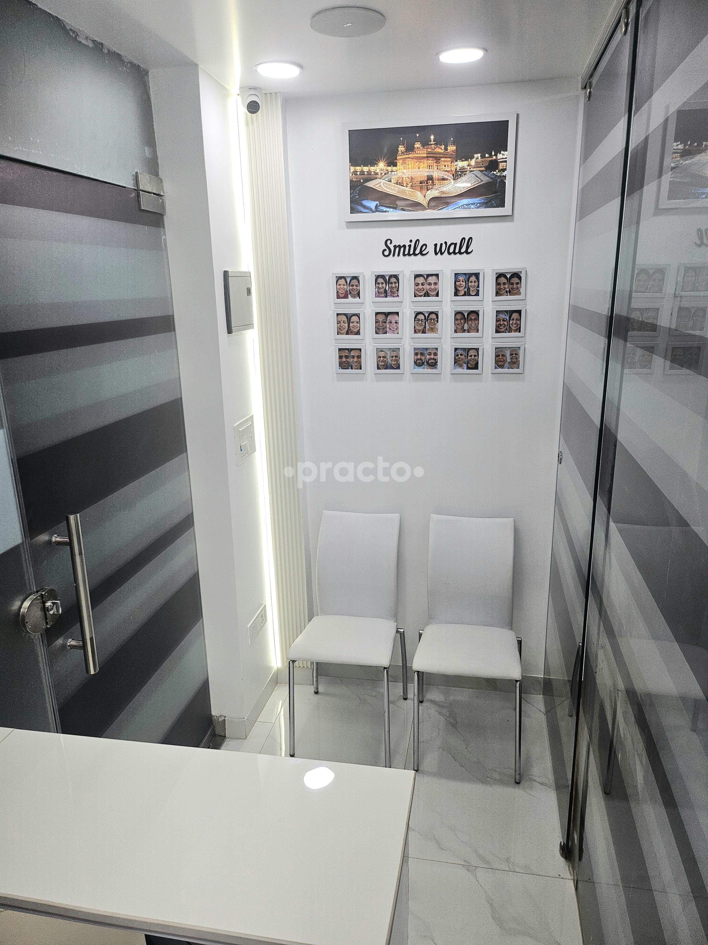 Waiting Area at ANANDA DENTAL CARE Rohini Sector 15 Delhi