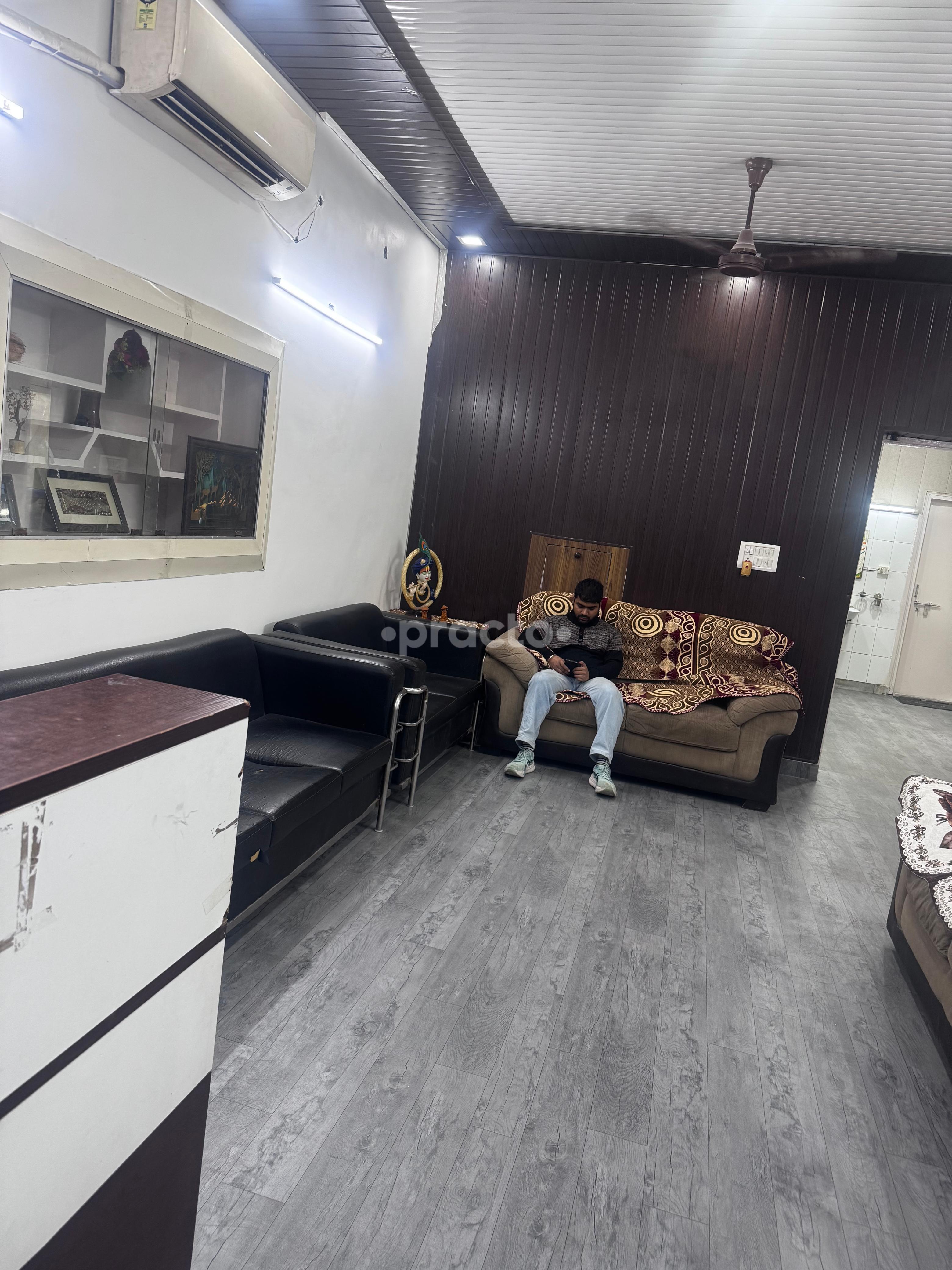 Reception Area at Lifeline Clinic Pitampura Delhi