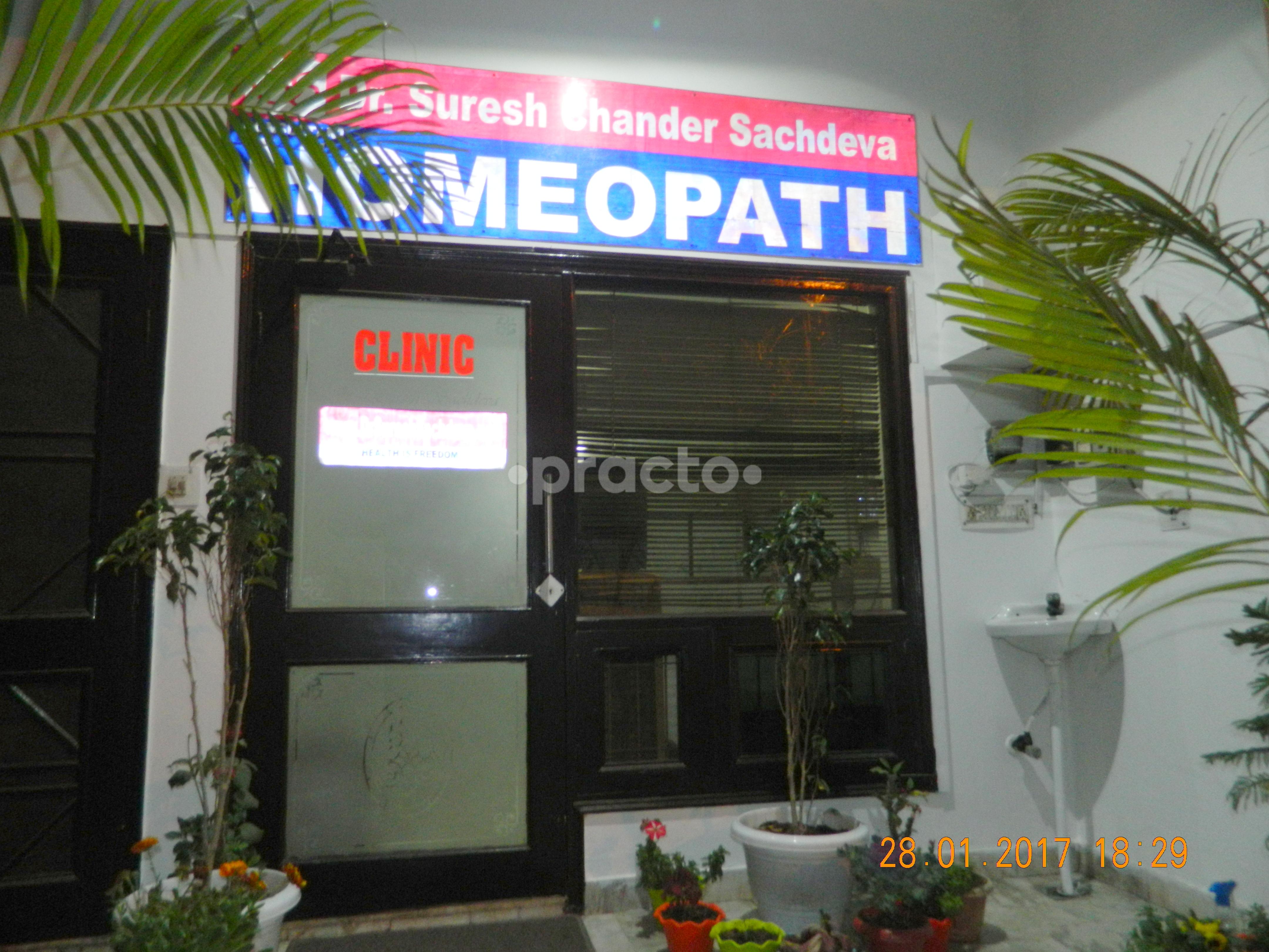 Entrance at Dr. Suresh Chander Sachdeva Clinic Sector 41 Noida