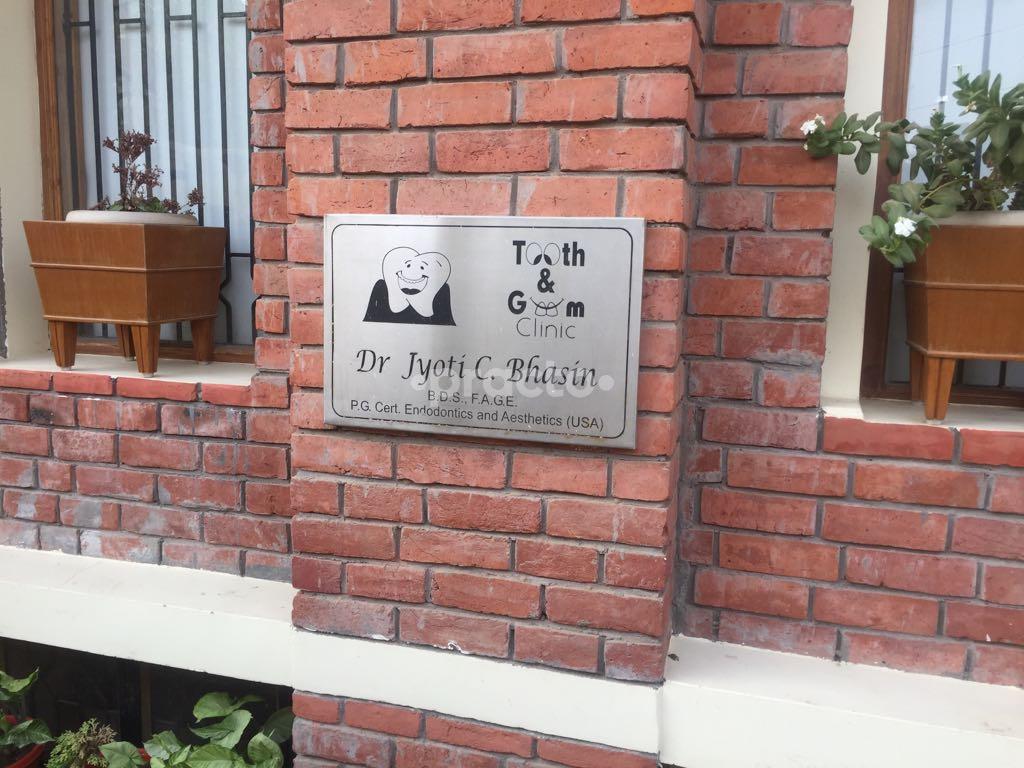 Entrance at Tooth and Gum Dental Clinic Dayal Bagh Agra