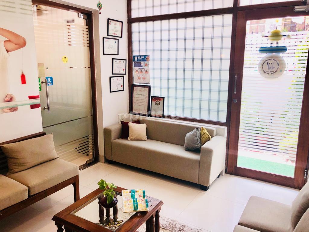 Waiting Area at Dr Poonam Bhatia's Dental Clinic Mayur Vihar Ph-I Delhi