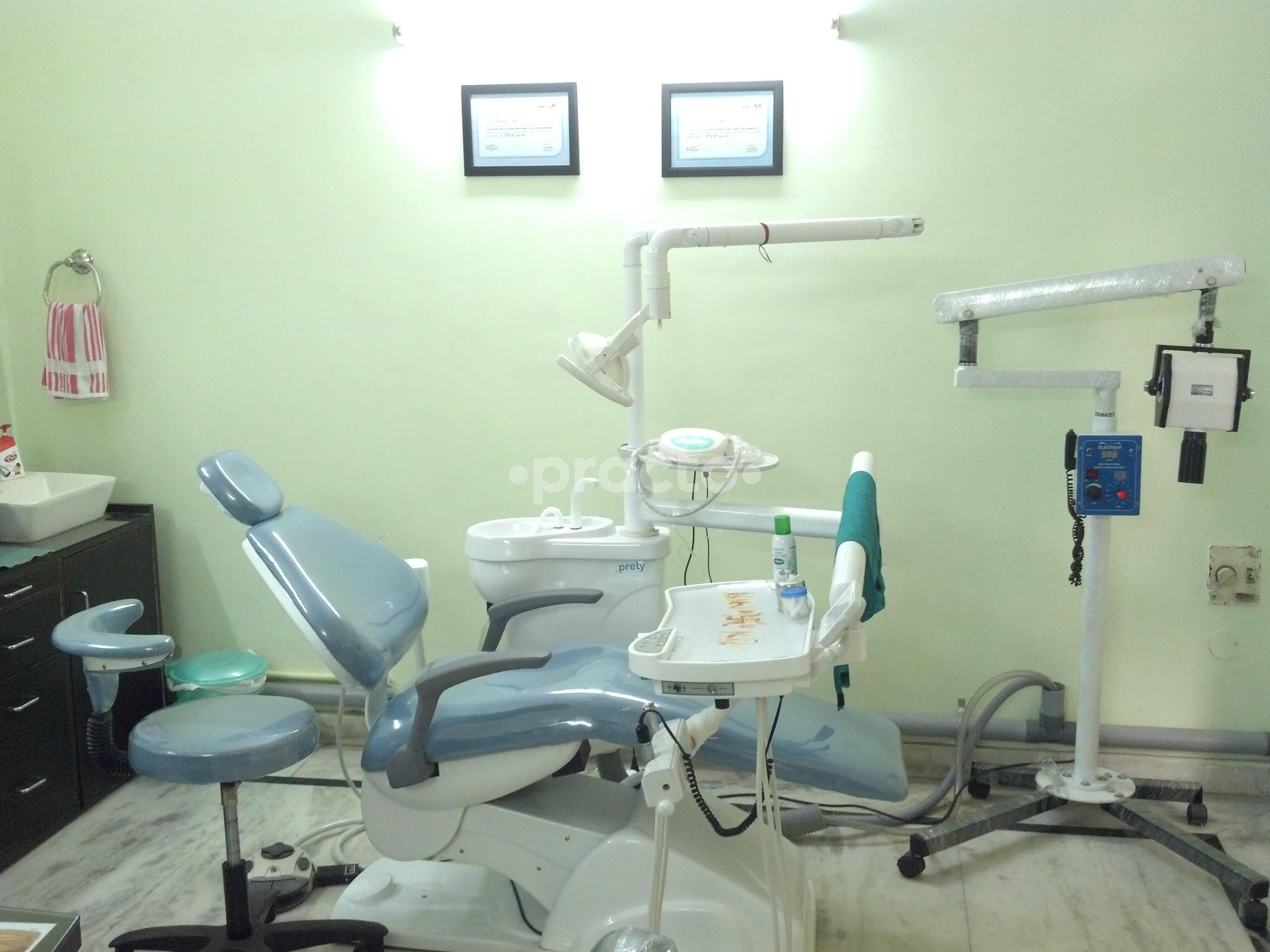 Consultation Room at Aahna Medical And Dental Care Centre Indirapuram Ghaziabad
