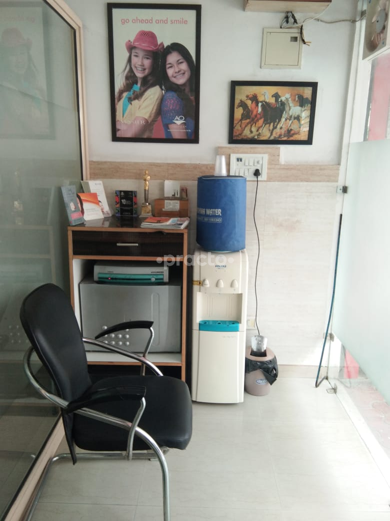Reception at Dr. Chopra's Dental Braces And Implant Clinic Ramesh Nagar Delhi
