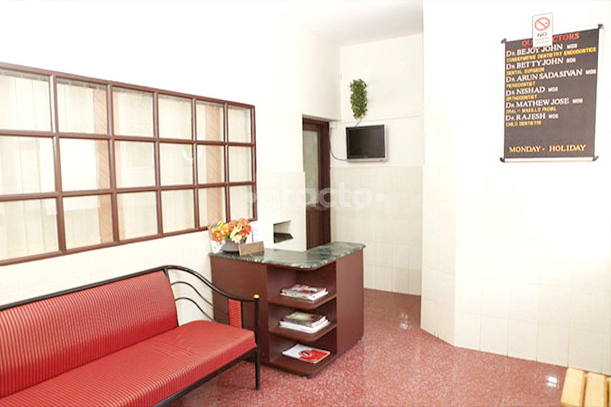 Waiting Area at Gnayalloor Dental Clinic Ulloor Thiruvananthapuram